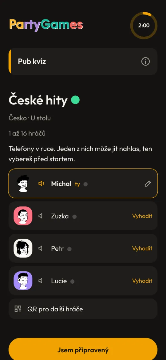 Čekárna pub kvízu: hráči v místnosti, telefon s reproduktorem a QR pro další